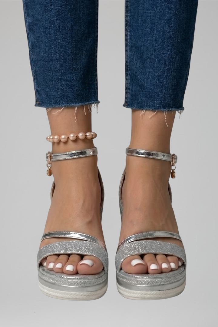 Cushioned orthopedic sandals in silver